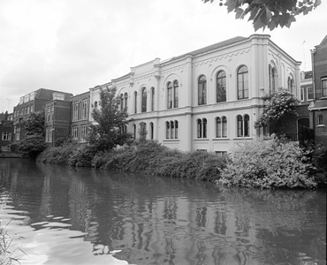 884928 Gezicht over de Stadsbuitengracht te Utrecht ter hoogte van de Weerdsingel O.Z. te Utrecht op de achtergevels ...